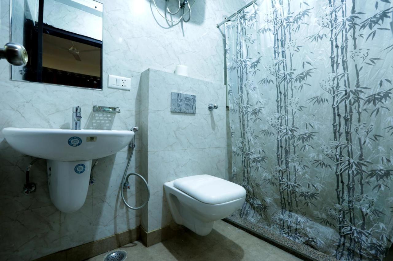 Hotel Classic New Delhi Bagian luar foto